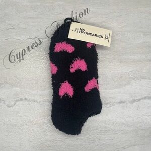 🫧 $2 Fuzzy Socks by No Boundaries ~ Black with Pink Hearts NWT